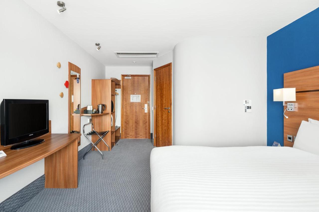 Holiday Inn Express Braintree By Ihg Экстерьер фото