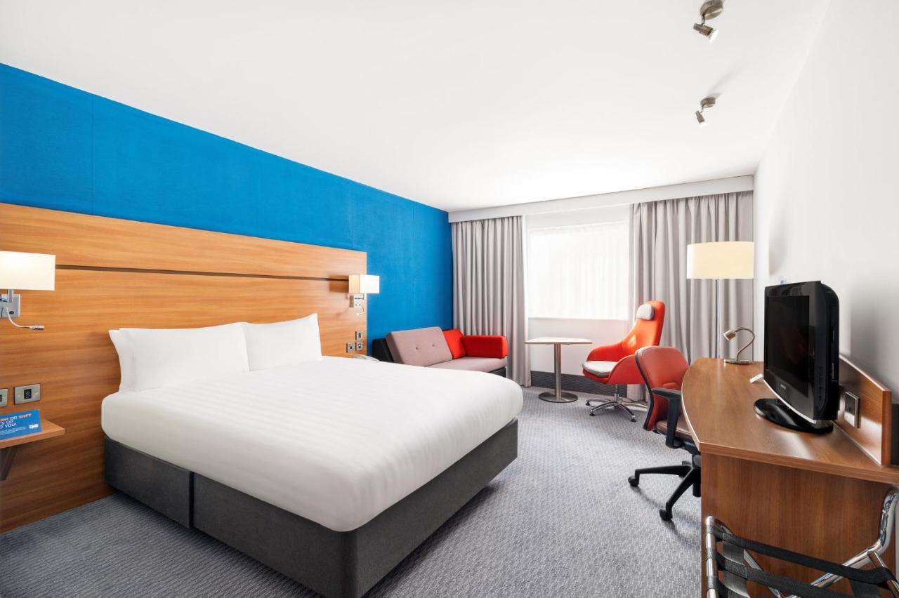 Holiday Inn Express Braintree By Ihg Экстерьер фото