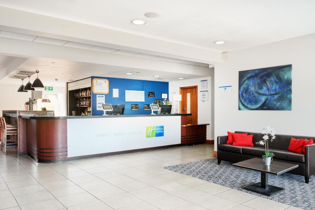 Holiday Inn Express Braintree By Ihg Экстерьер фото